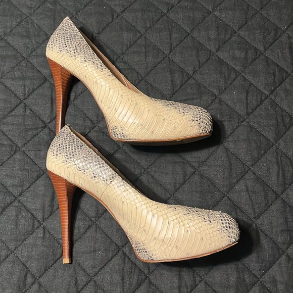 Stuart Weitzman Platform Snakeskin Leather Pump - Picture 3 of 12